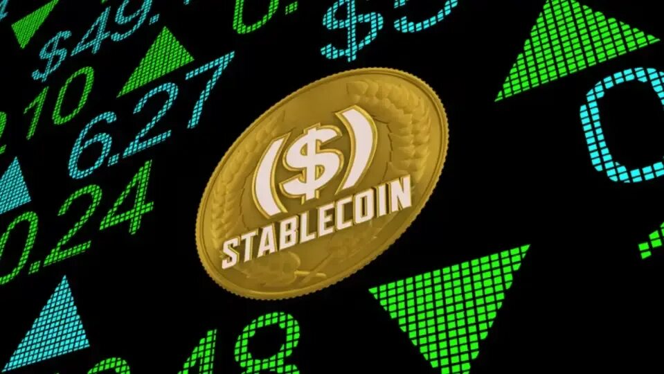 Centro financiero asiático con pantallas de mercado